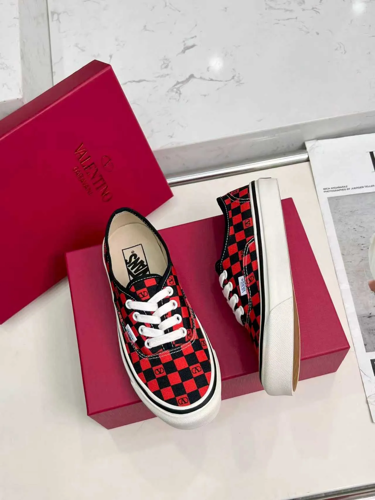 [Valentino Giving classic shoes a personality that spans the ages. Many celebrities - Jolin Tsai. Yang Zi. Liu Wen. Ma Baiquan. Choi Soobin. freen. Song Zuer. JJ Lin. zel. Cecilia Cheung. shark. Xin Yunlai...same style.